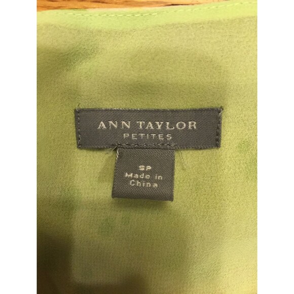 ANN TAYLOR FLORAL GREEN WOMEN'S BLOUSE SIZE Petite S SILK - Picture 2 of 5